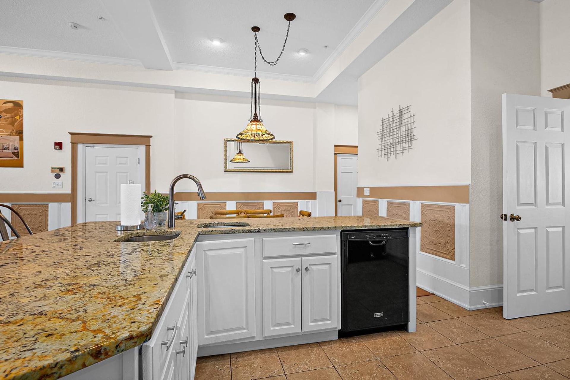 The Ray - 2nd Floor Historic Condo- Minutes Walk to Downtown