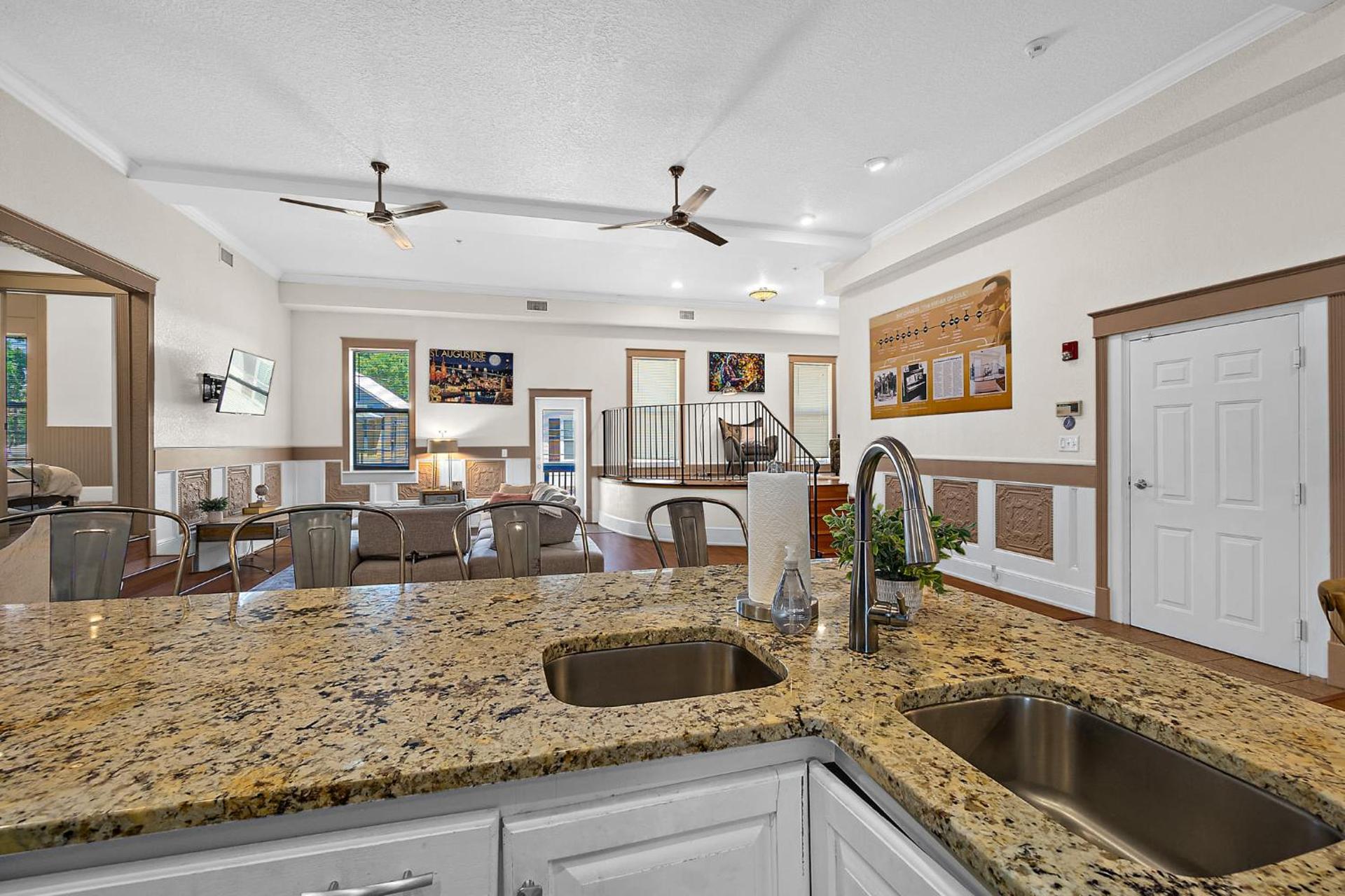 The Ray - 2nd Floor Historic Condo- Minutes Walk to Downtown