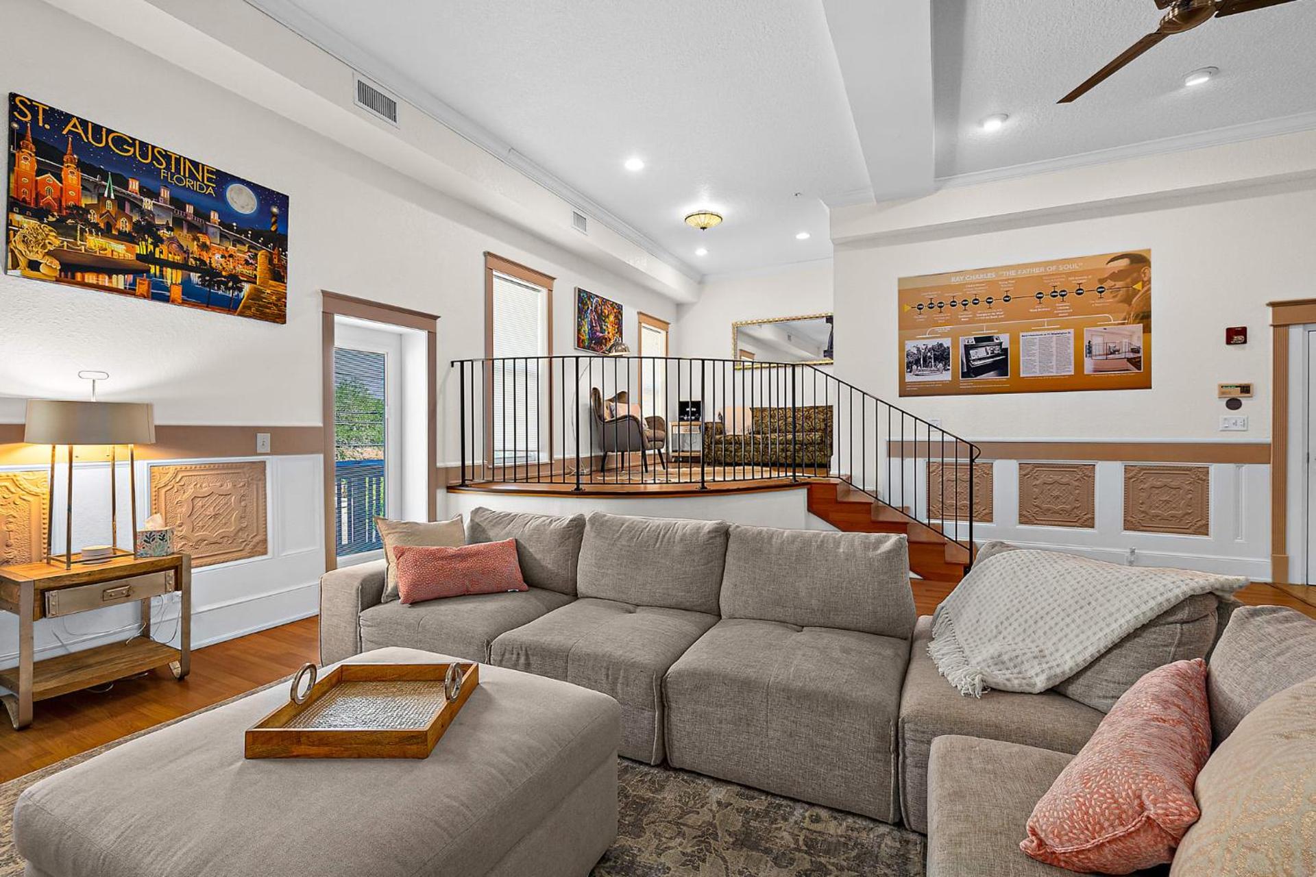 The Ray - 2nd Floor Historic Condo- Minutes Walk to Downtown