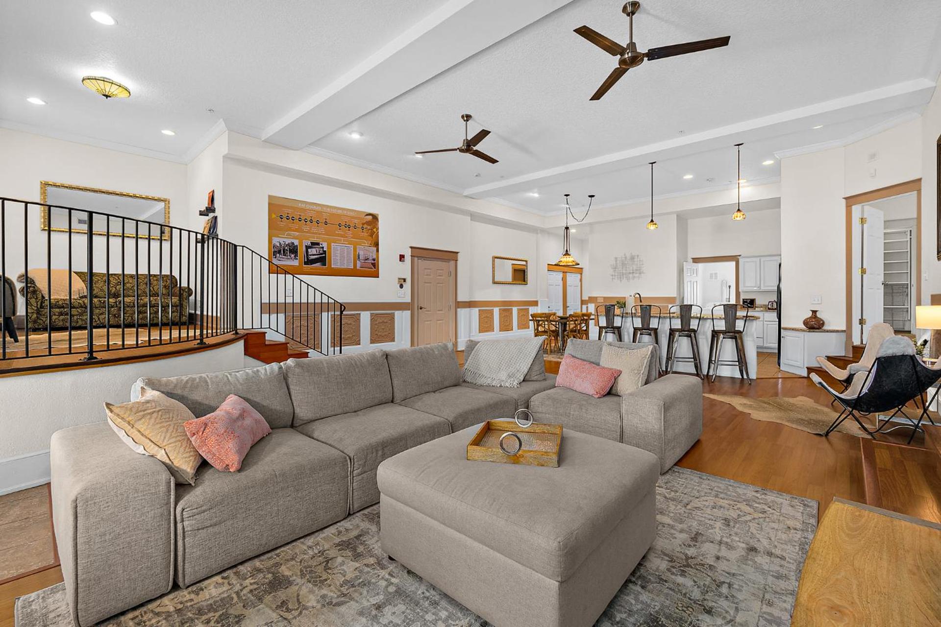 The Ray - 2nd Floor Historic Condo- Minutes Walk to Downtown