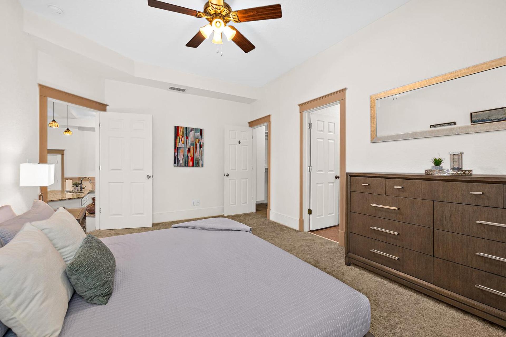 The Ray - 2nd Floor Historic Condo- Minutes Walk to Downtown