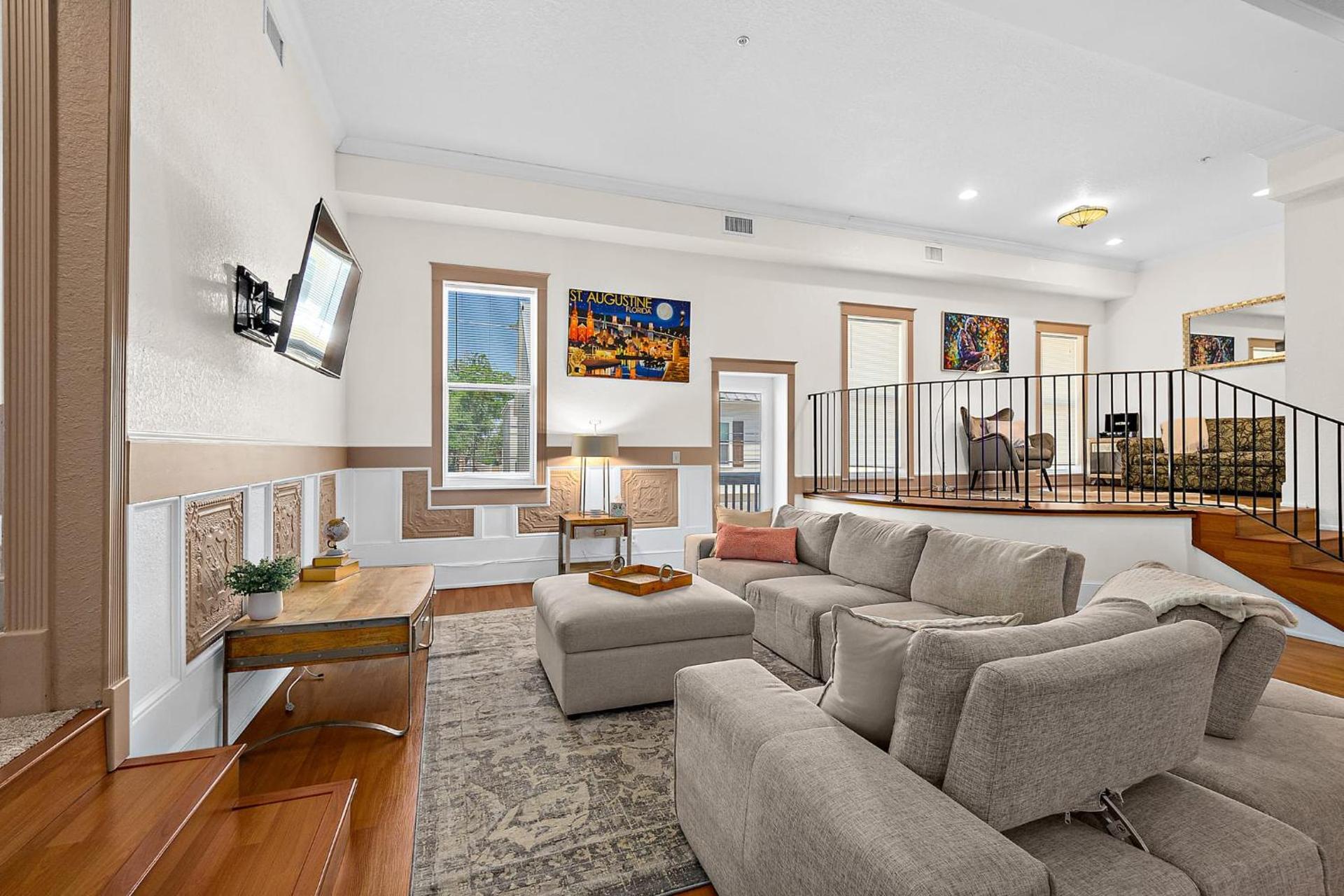 The Ray - 2nd Floor Historic Condo- Minutes Walk to Downtown