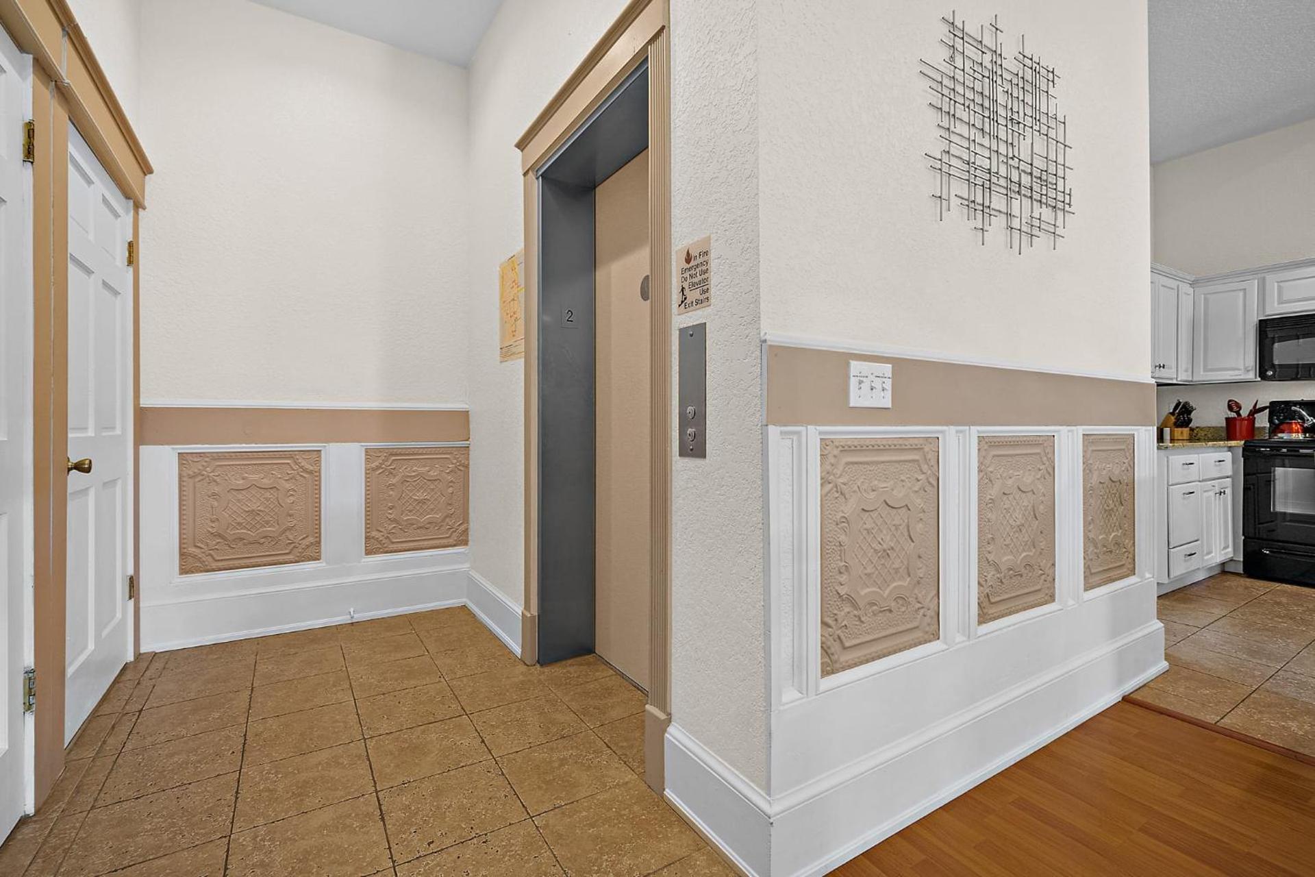 The Ray - 2nd Floor Historic Condo- Minutes Walk to Downtown