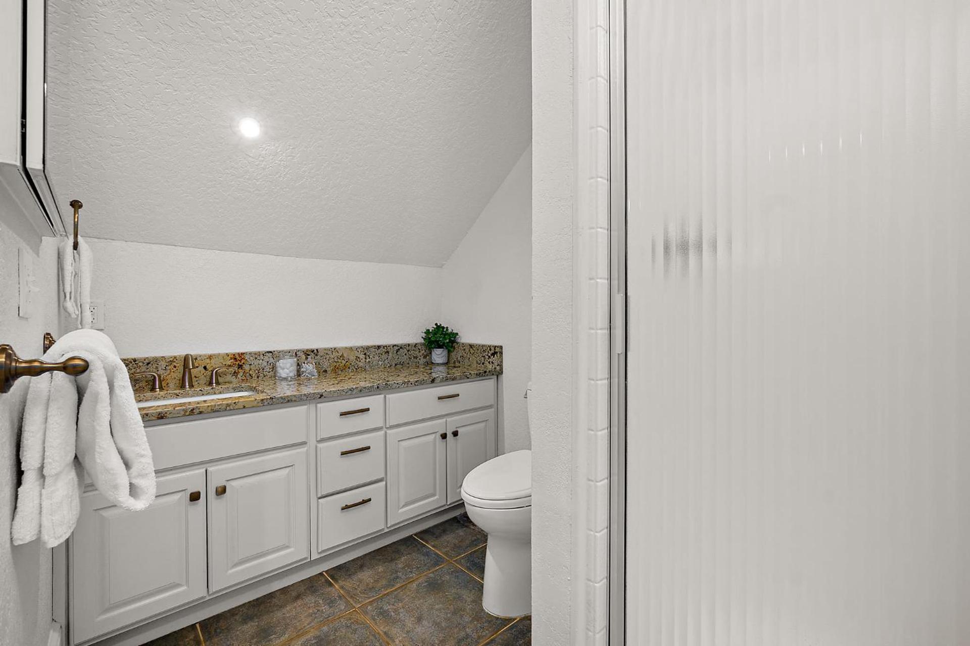 The Ray - 2nd Floor Historic Condo- Minutes Walk to Downtown