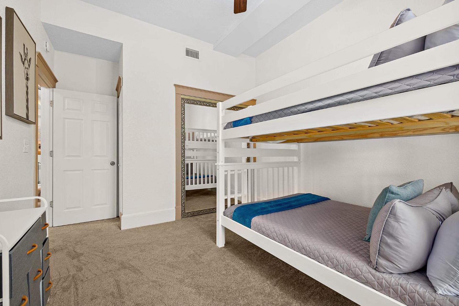 The Ray - 2nd Floor Historic Condo- Minutes Walk to Downtown