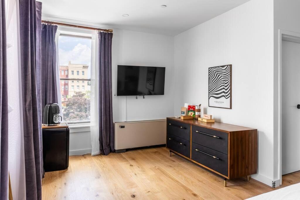 Canal View, DTWN Bangor, Steps to great Restaurants, Room # 210