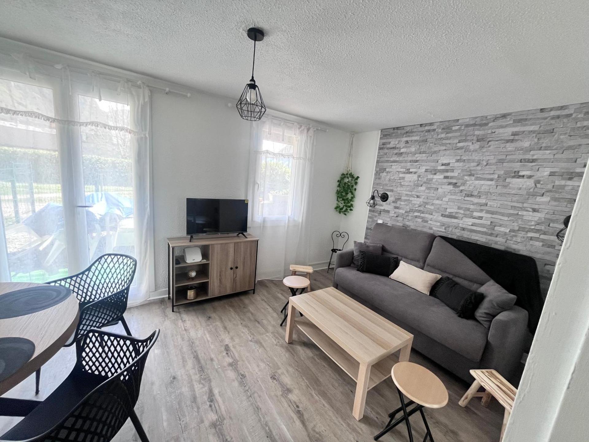 Bel appartement T2 refait à neuf avec piscine couverte de juin à fin septembre