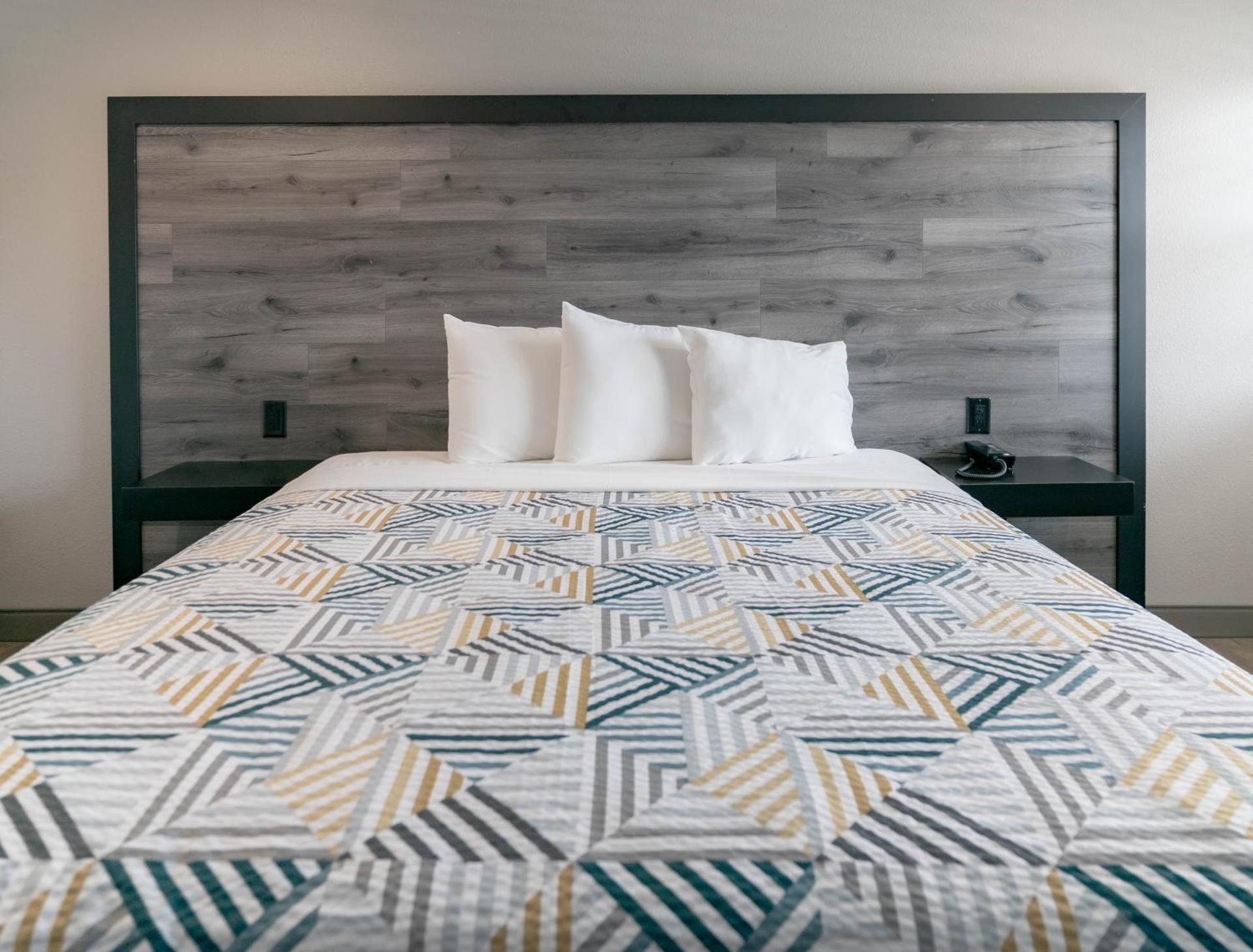 King Room with Roll-in Shower - Disability Access - Non-Smoking