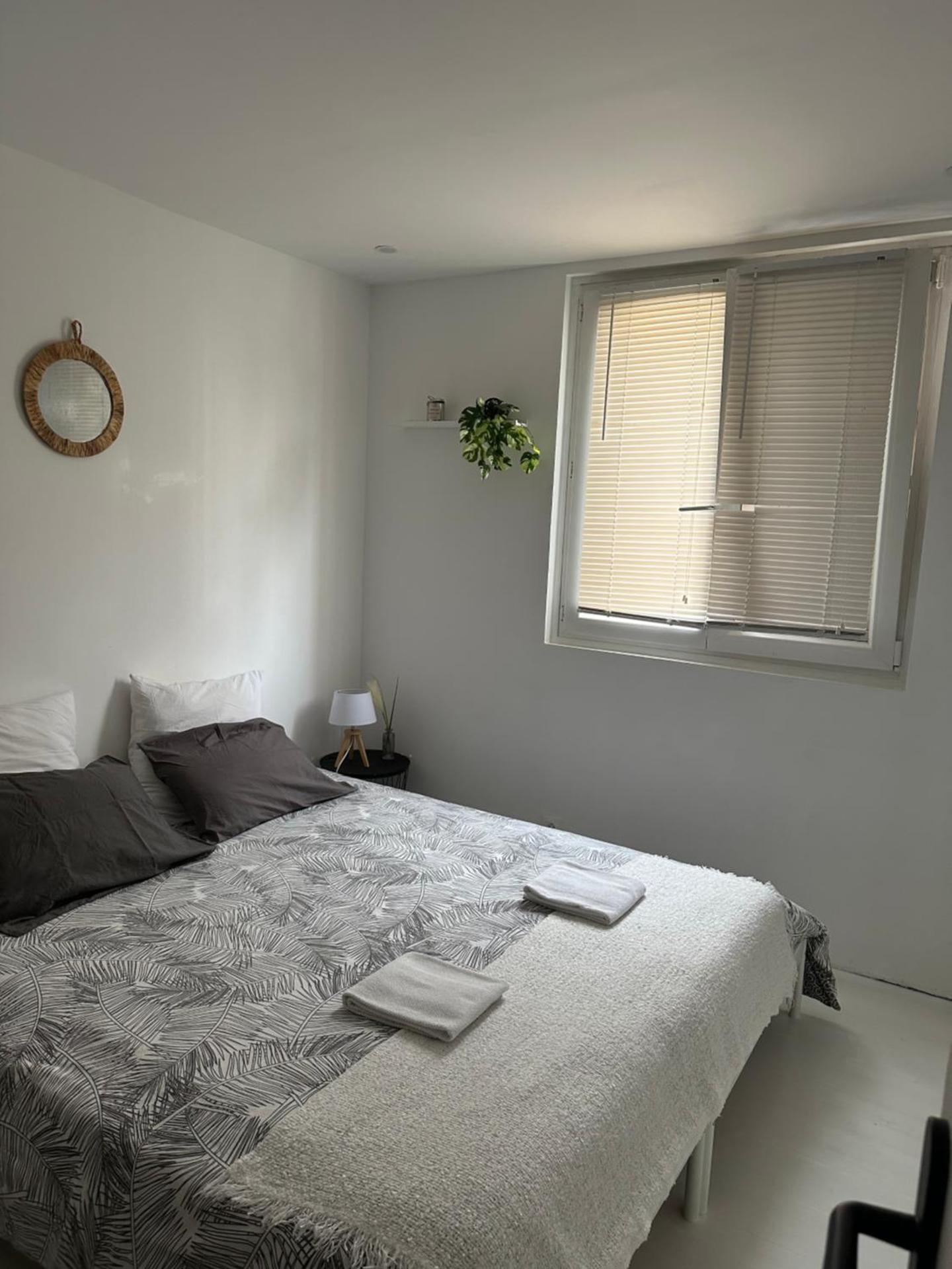 Location In private security residence with free parking, 1 minute from tramway, 9 minutes from de center, accessible all transports