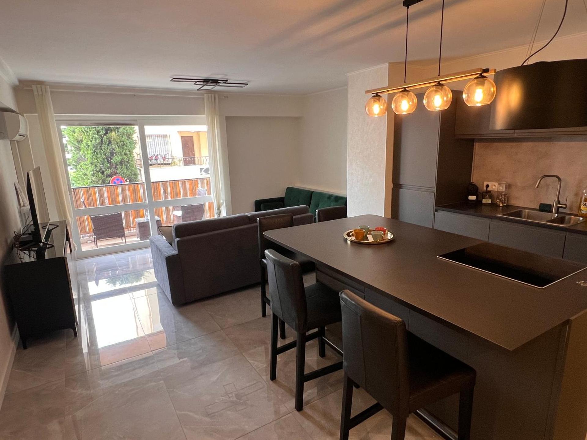 Les Arènes - Cannes centre, Charmant 2 pièces récemment rénové de 45 m2 avec sa terrasse de 10 m2