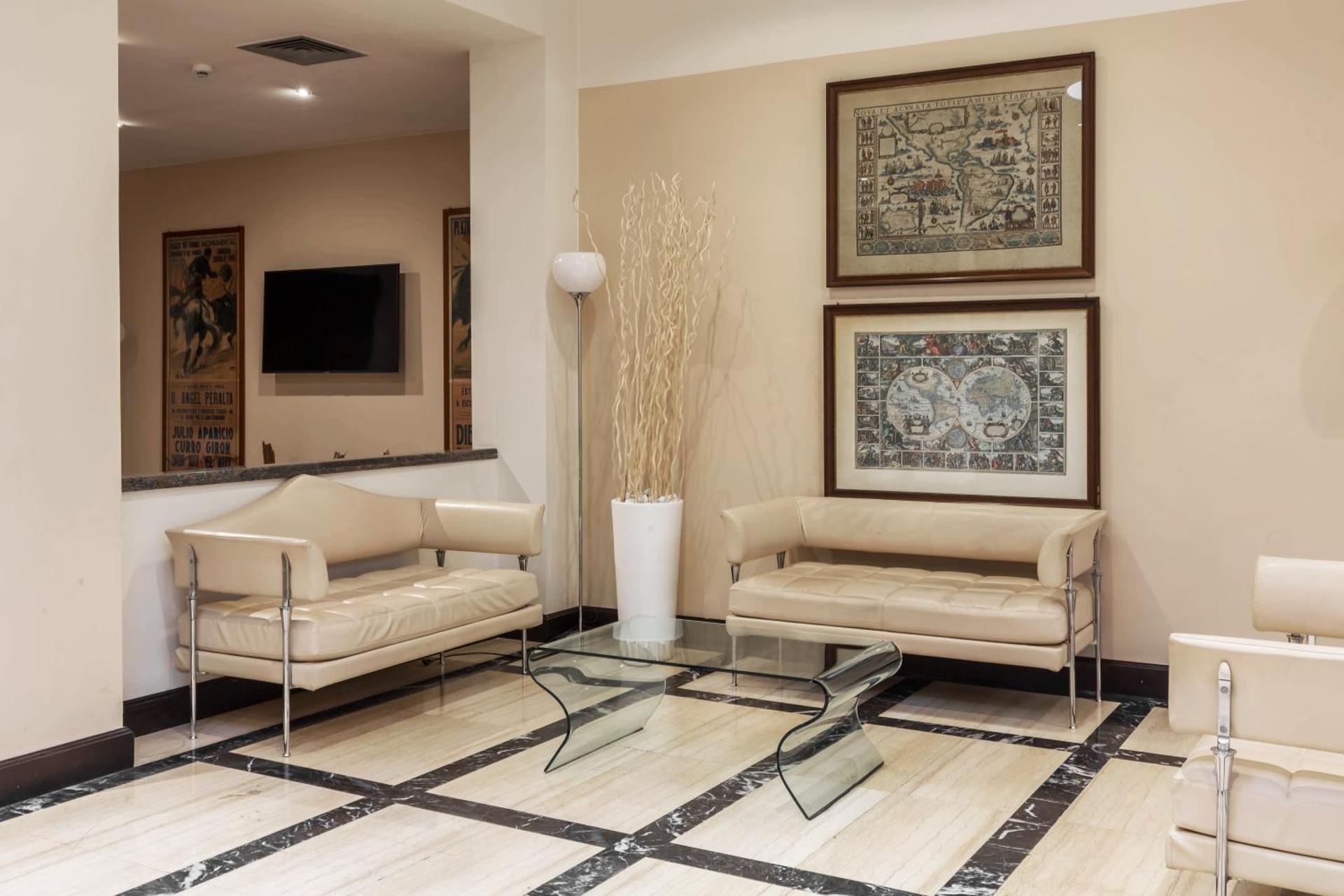 Communal lounge/ TV room