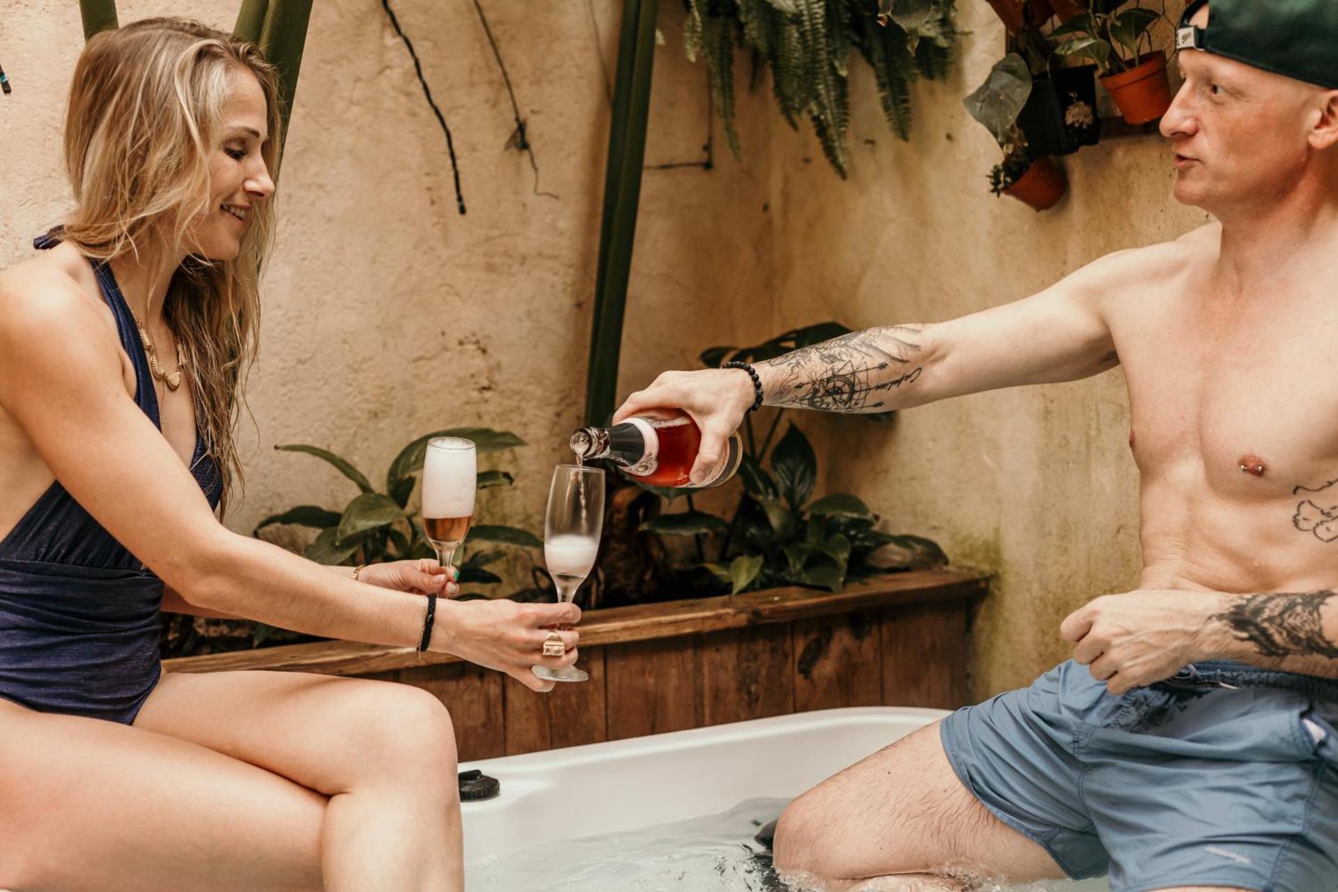 myinsolite - Cocon Tropical, jacuzzi, énigme