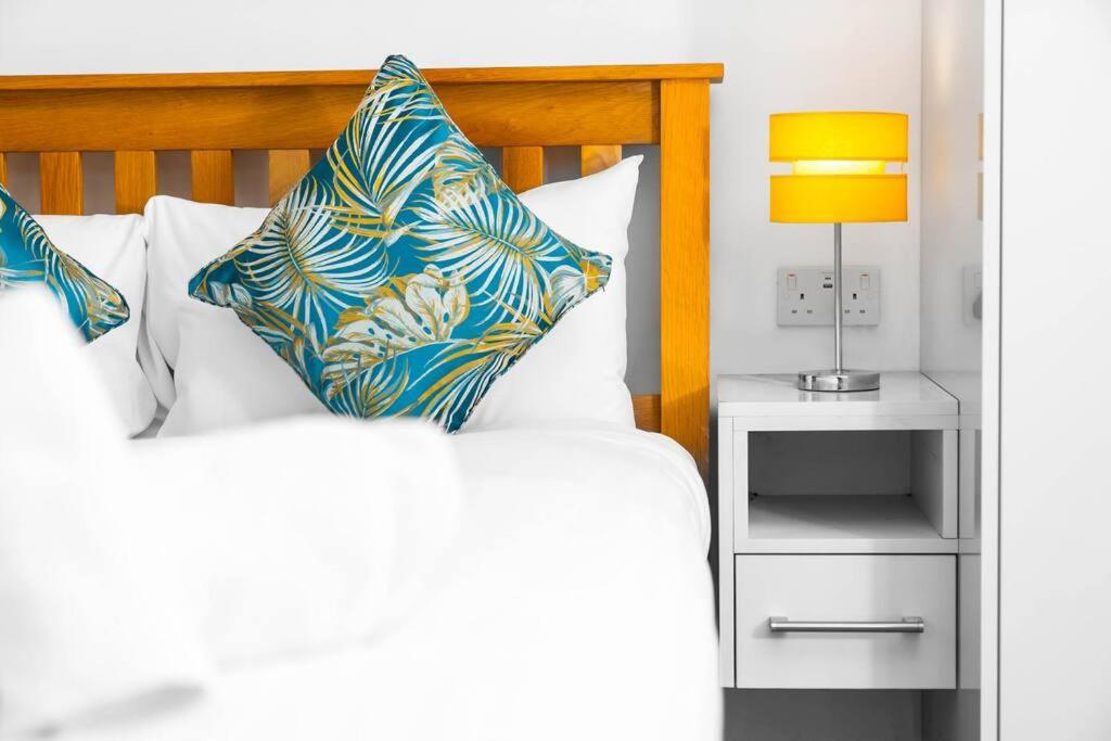 2 Bed Apt w/Parking - City Centre ✘ PRIVATE ROOFTOP TERRACE → Close to Brindley Place, Broad St, Utilita Arena Birmingham, LEGOLAND, SEA LIFE Centre Birmingham, Symphony Hall