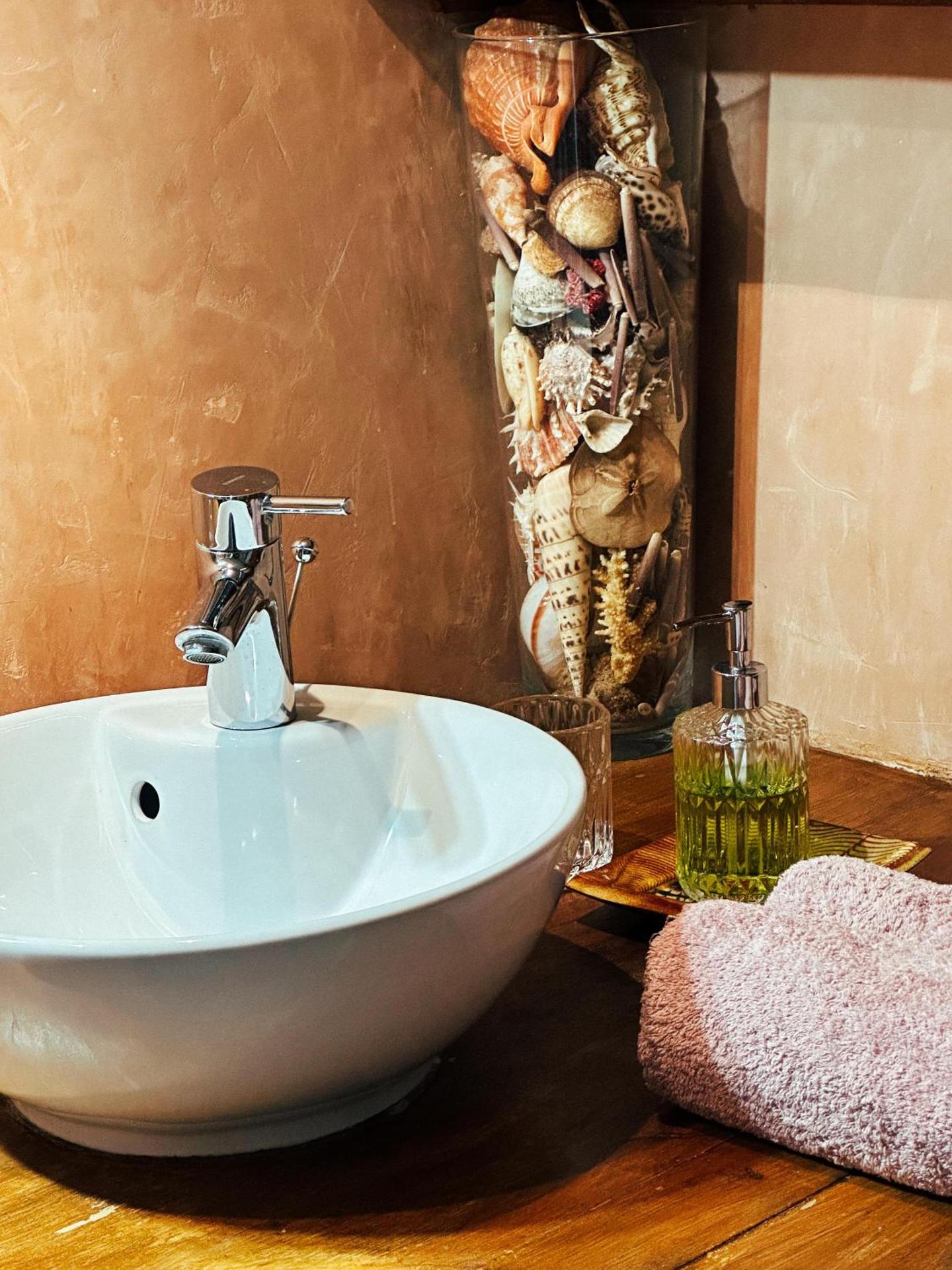 Casaluna, chambre climatisée dans maison de village