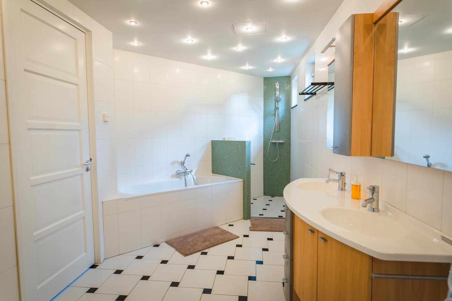 Newly renovated luxurious Villa / hottub / sauna / 7 bedrooms