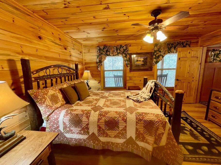 Cabin 2 bed close to Helen hot tub #15