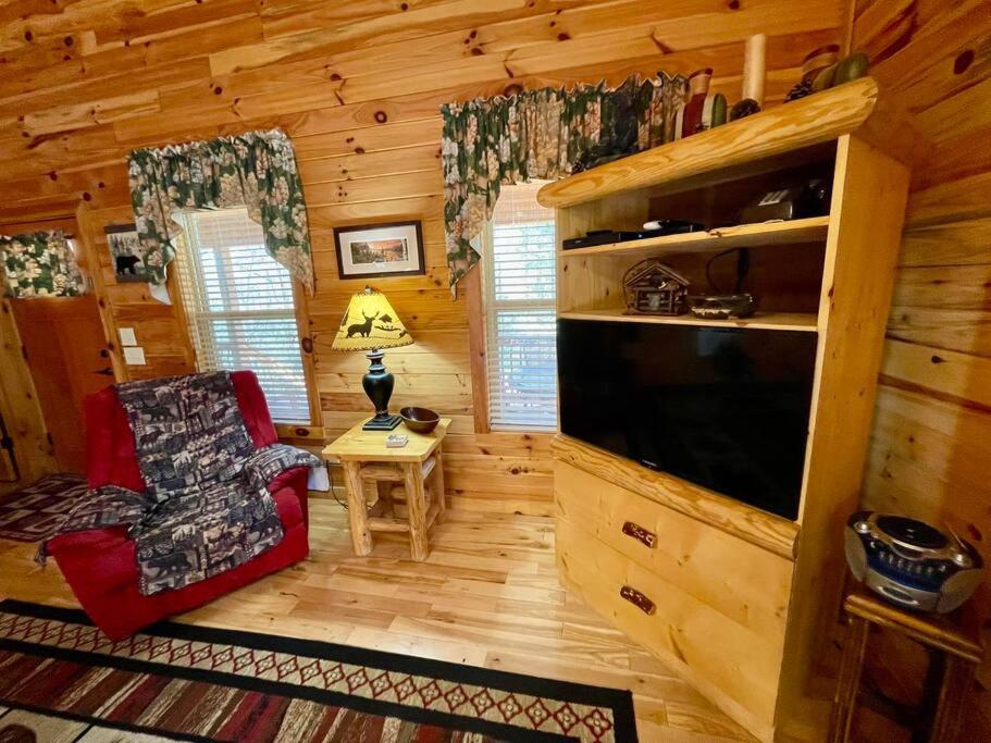 Cabin 2 bed close to Helen hot tub #15