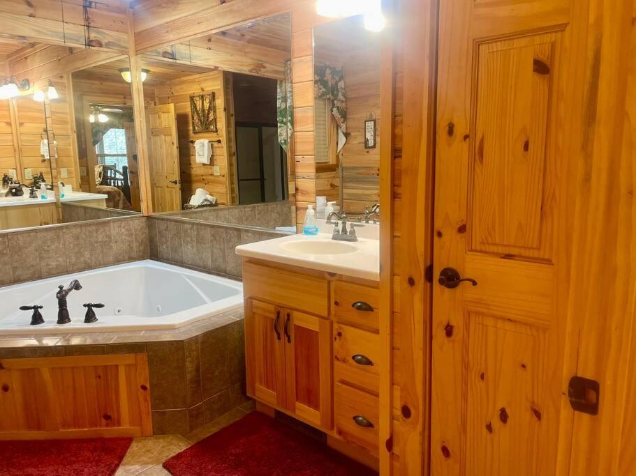 Cabin 2 bed close to Helen hot tub #15