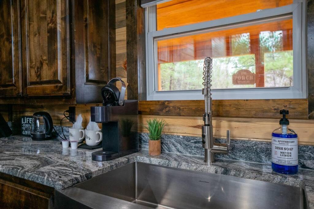 The Luxurious - River Ranch - Cabin Sleeps 9!