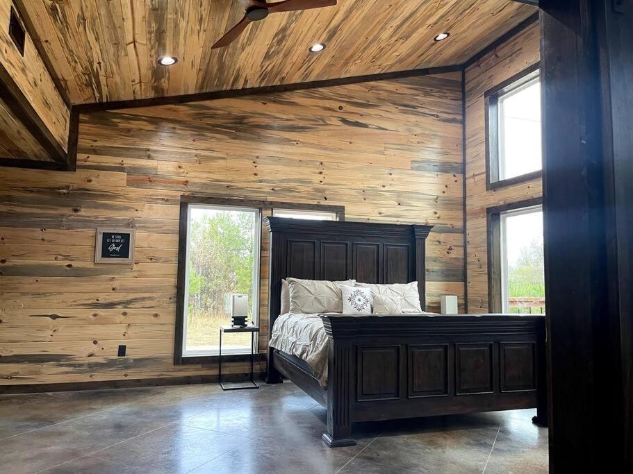 The Luxurious - River Ranch - Cabin Sleeps 9!