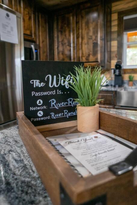 The Luxurious - River Ranch - Cabin Sleeps 9!