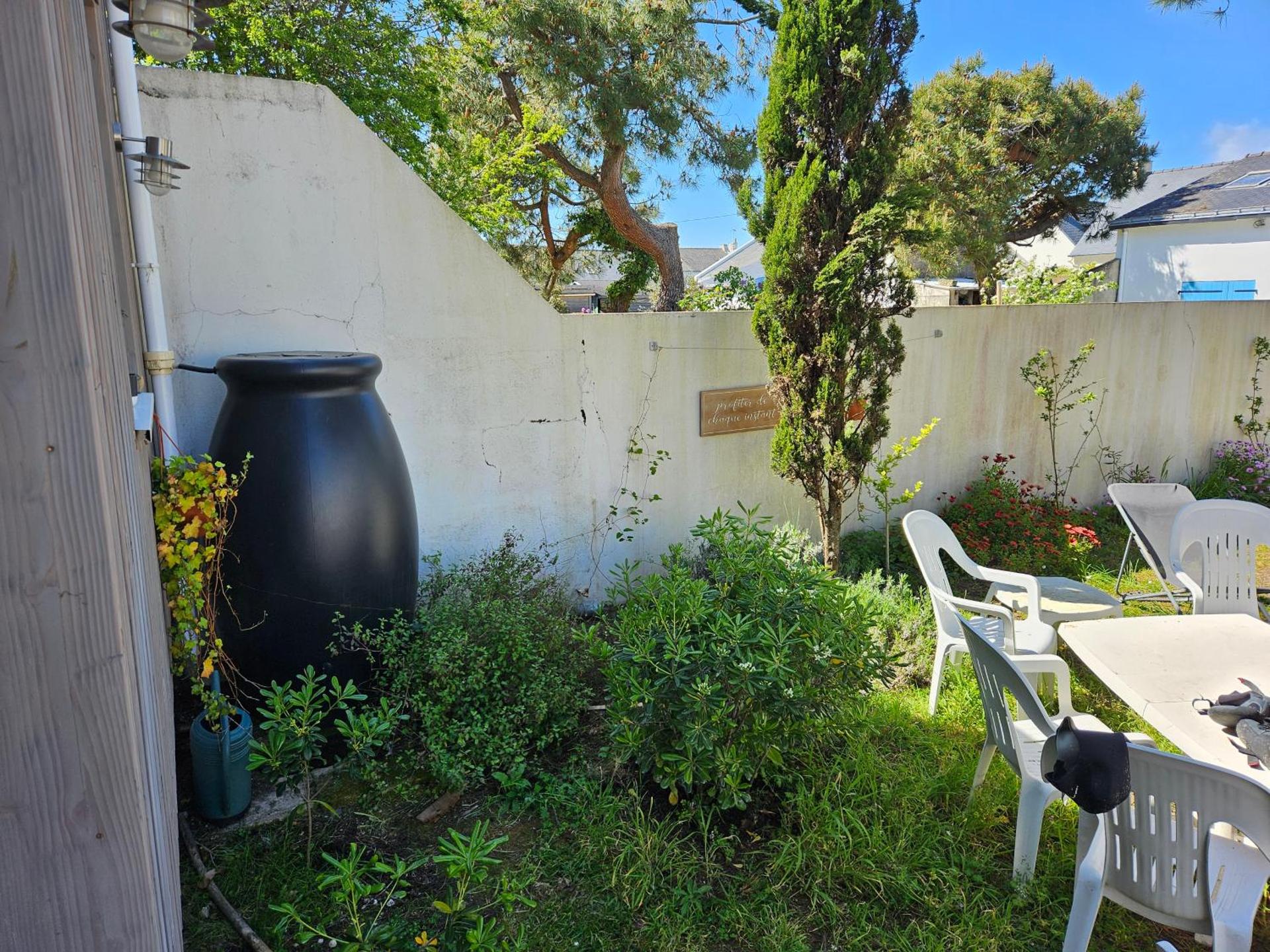 Deux maisons reunis par le jardin et sa cabine de plage, à 8min à pieds des plages et de l'océan