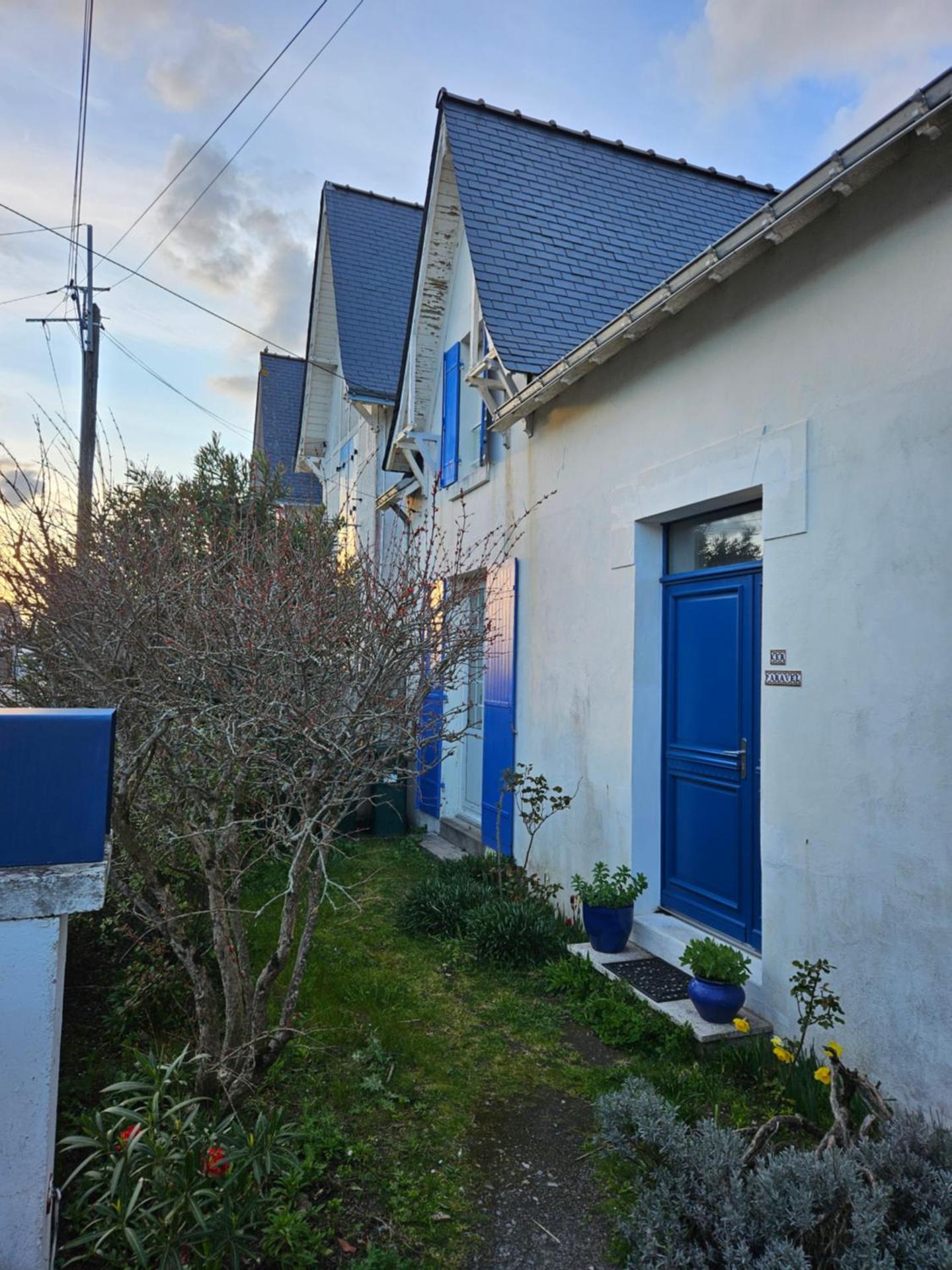Deux maisons reunis par le jardin et sa cabine de plage, à 8min à pieds des plages et de l'océan