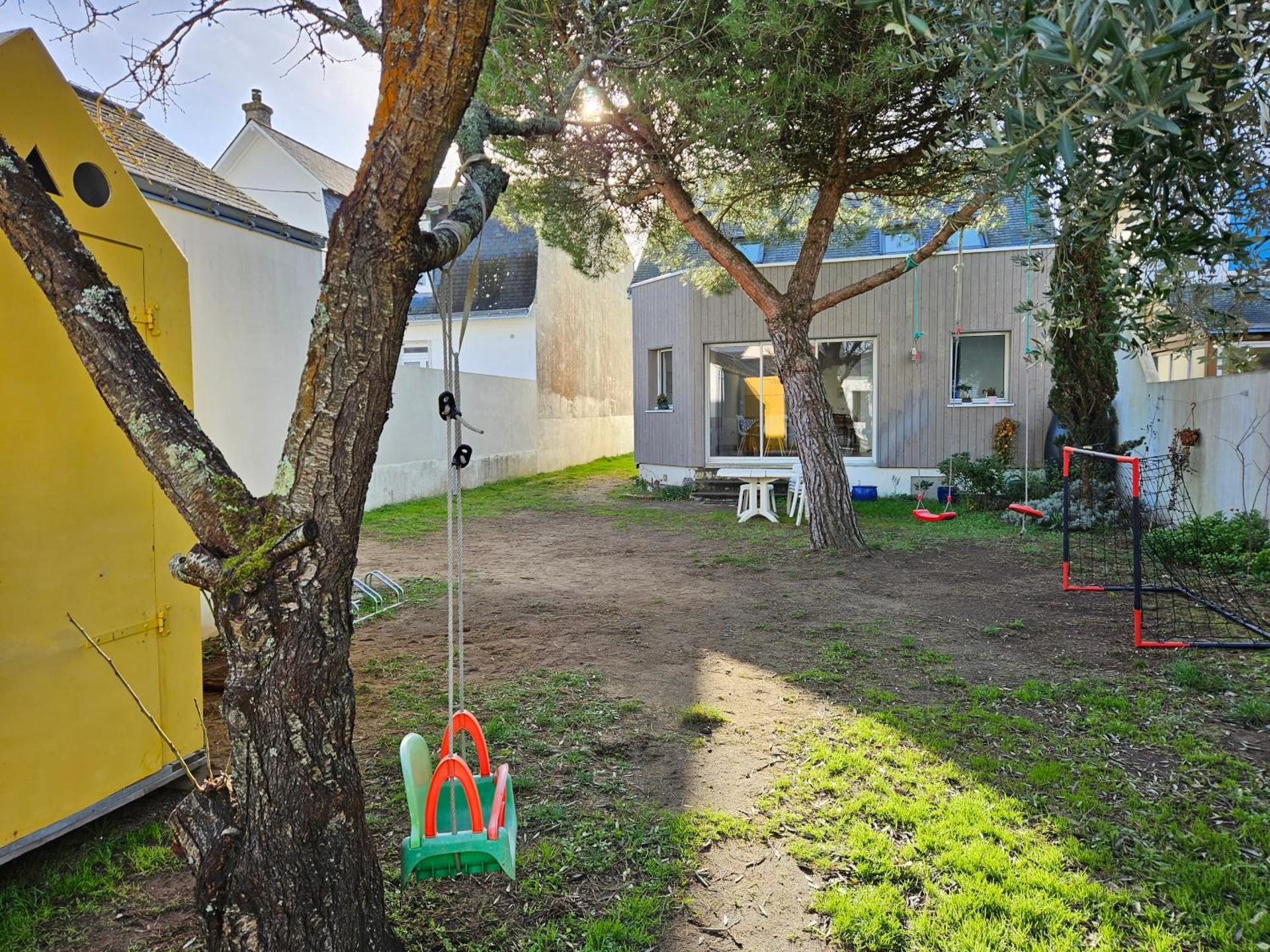 Deux maisons reunis par le jardin et sa cabine de plage, à 8min à pieds des plages et de l'océan