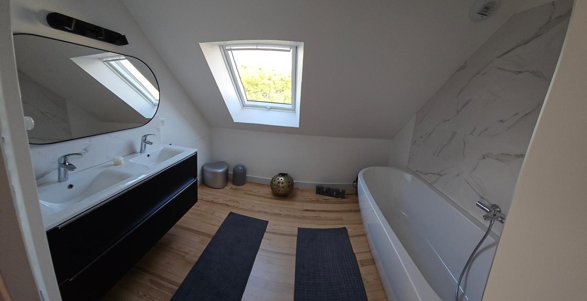 Deux maisons reunis par le jardin et sa cabine de plage, à 8min à pieds des plages et de l'océan