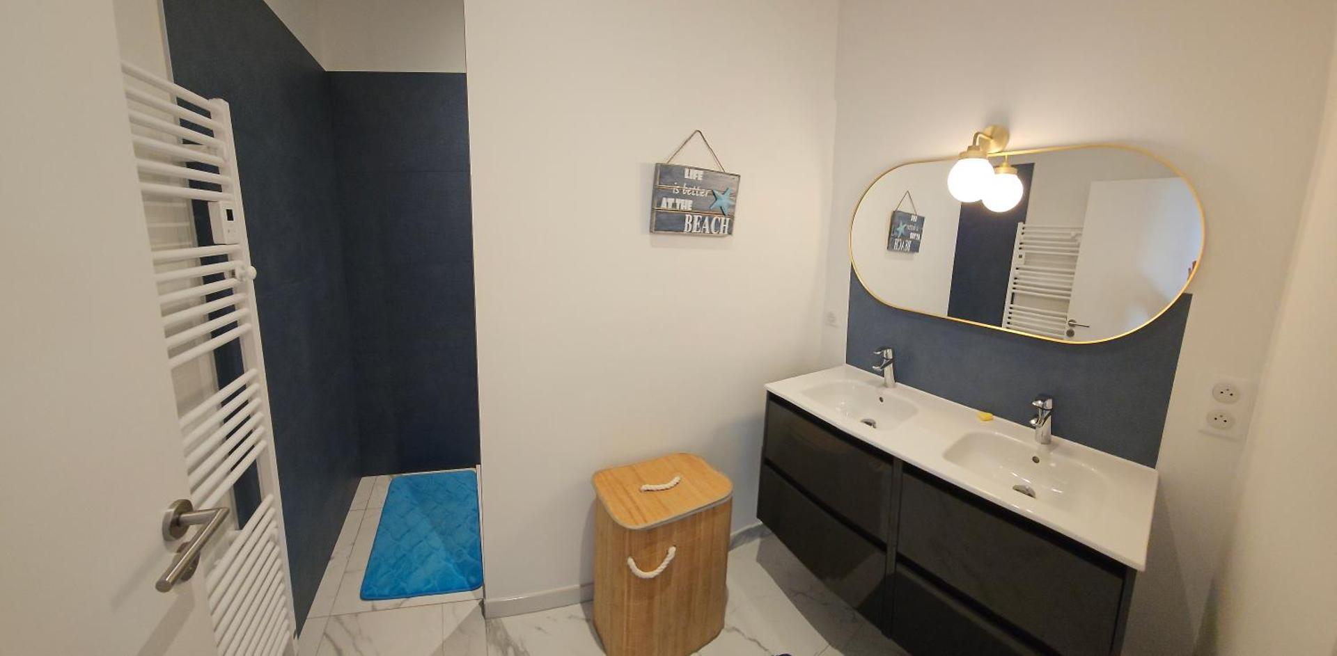 Deux maisons reunis par le jardin et sa cabine de plage, à 8min à pieds des plages et de l'océan