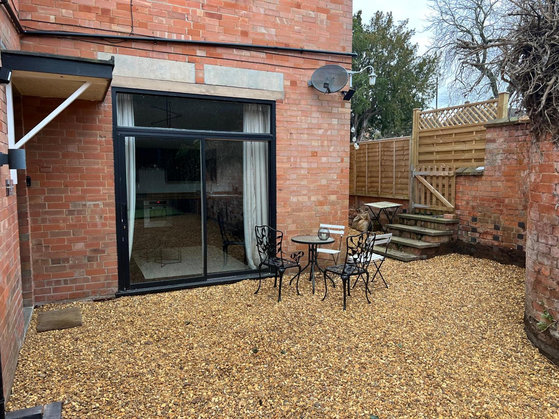 Freshly decorated 2 bedroom apartment 10 mins from Cotswolds Child Friendly Great location with plenty of nearby free parking freestanding bath and outdoor private terrace area