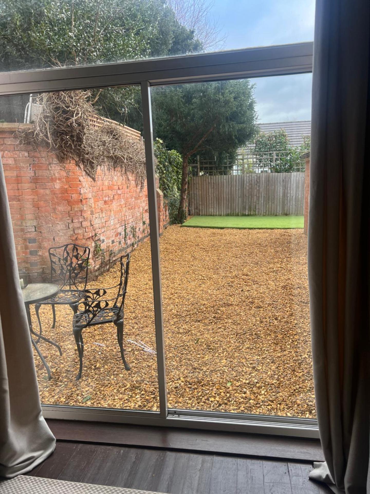 Freshly decorated 2 bedroom apartment 10 mins from Cotswolds Child Friendly Great location with plenty of nearby free parking freestanding bath and outdoor private terrace area