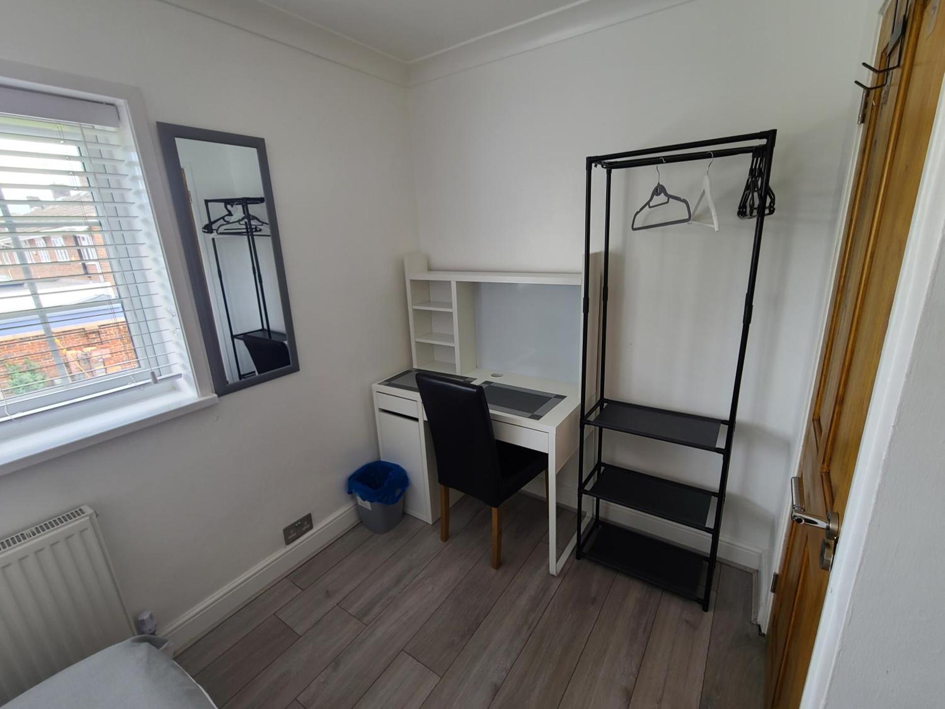 GATWICK ROOMs-TRAVEL SERVICE-AIRPORT PARKING