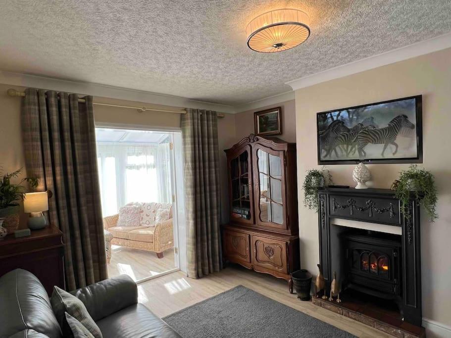 Charming Hedgehog Cottage with EV charger