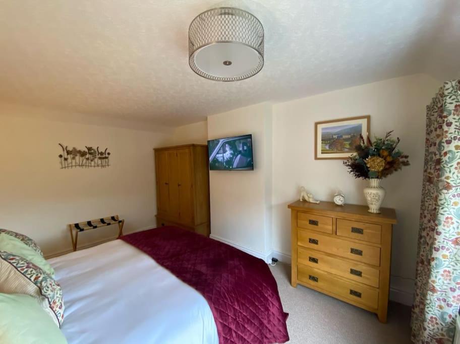 Charming Hedgehog Cottage with EV charger