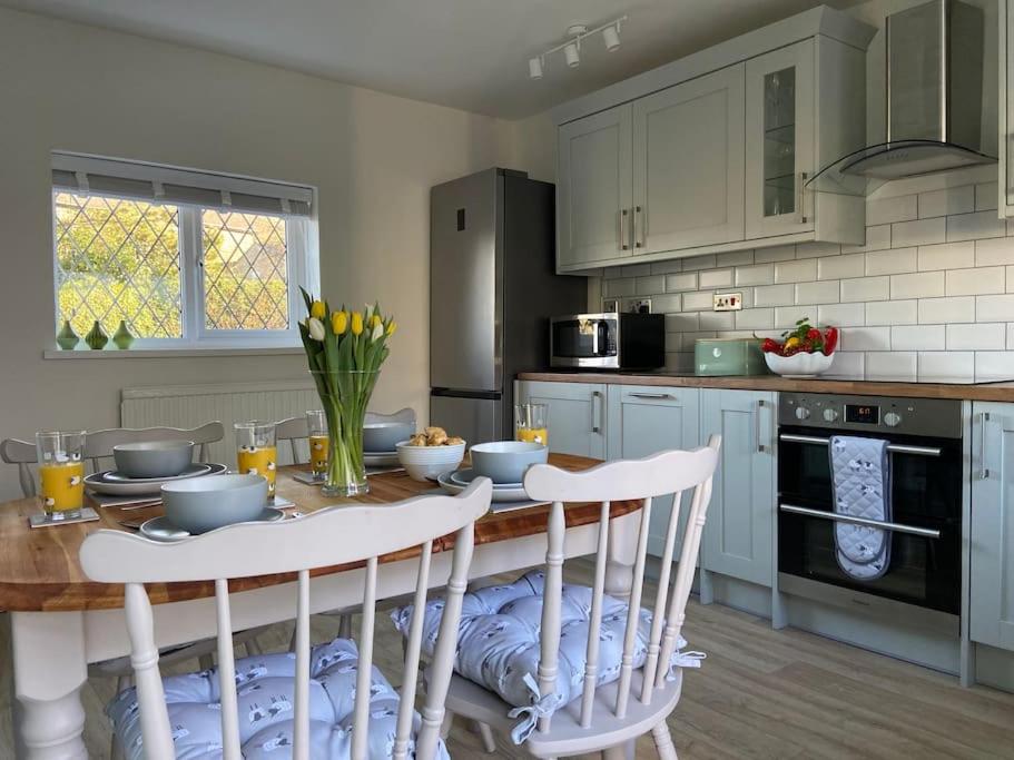 Charming Hedgehog Cottage with EV charger