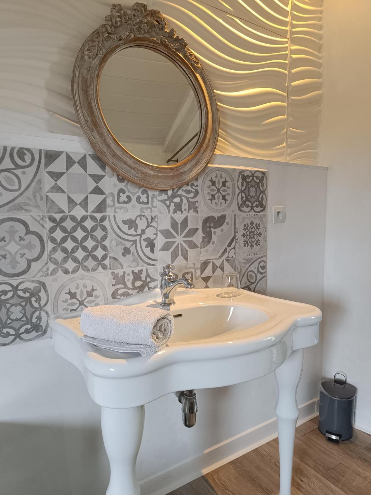 La Capitelle , Chambre double indépendante avec piscine