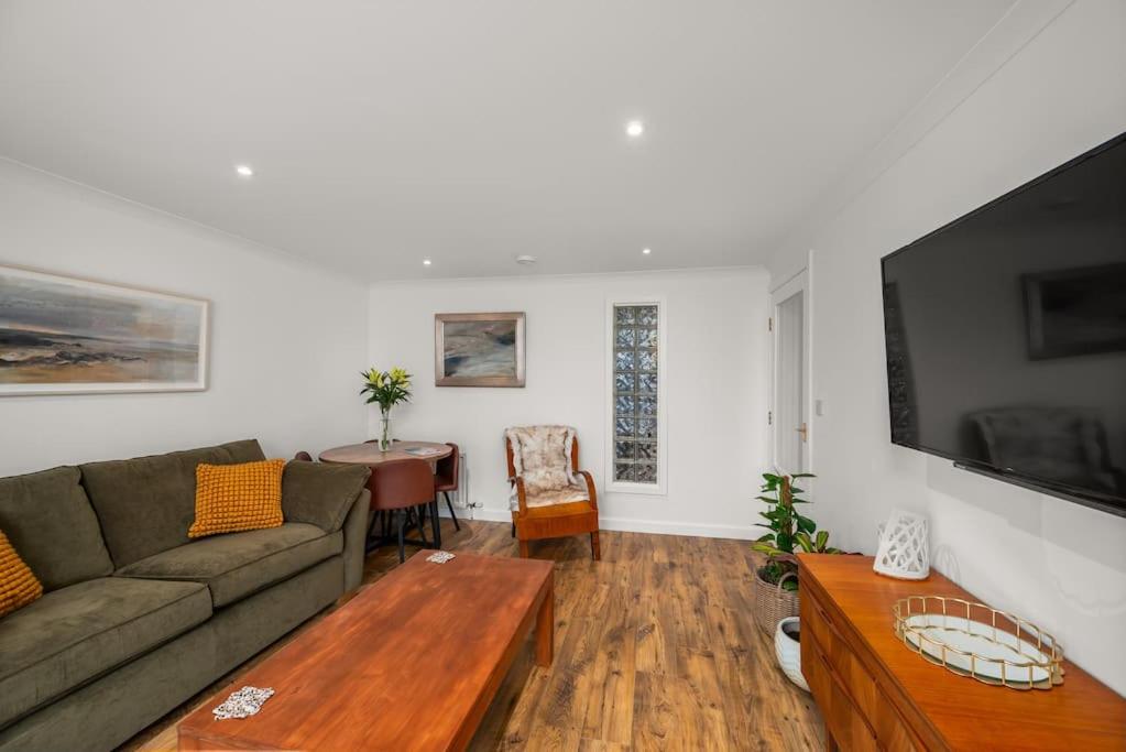 Marine parade apartment with river view