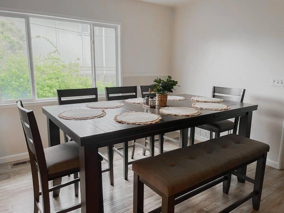 Beautiful Coast Home 3 Minutes From Beach!