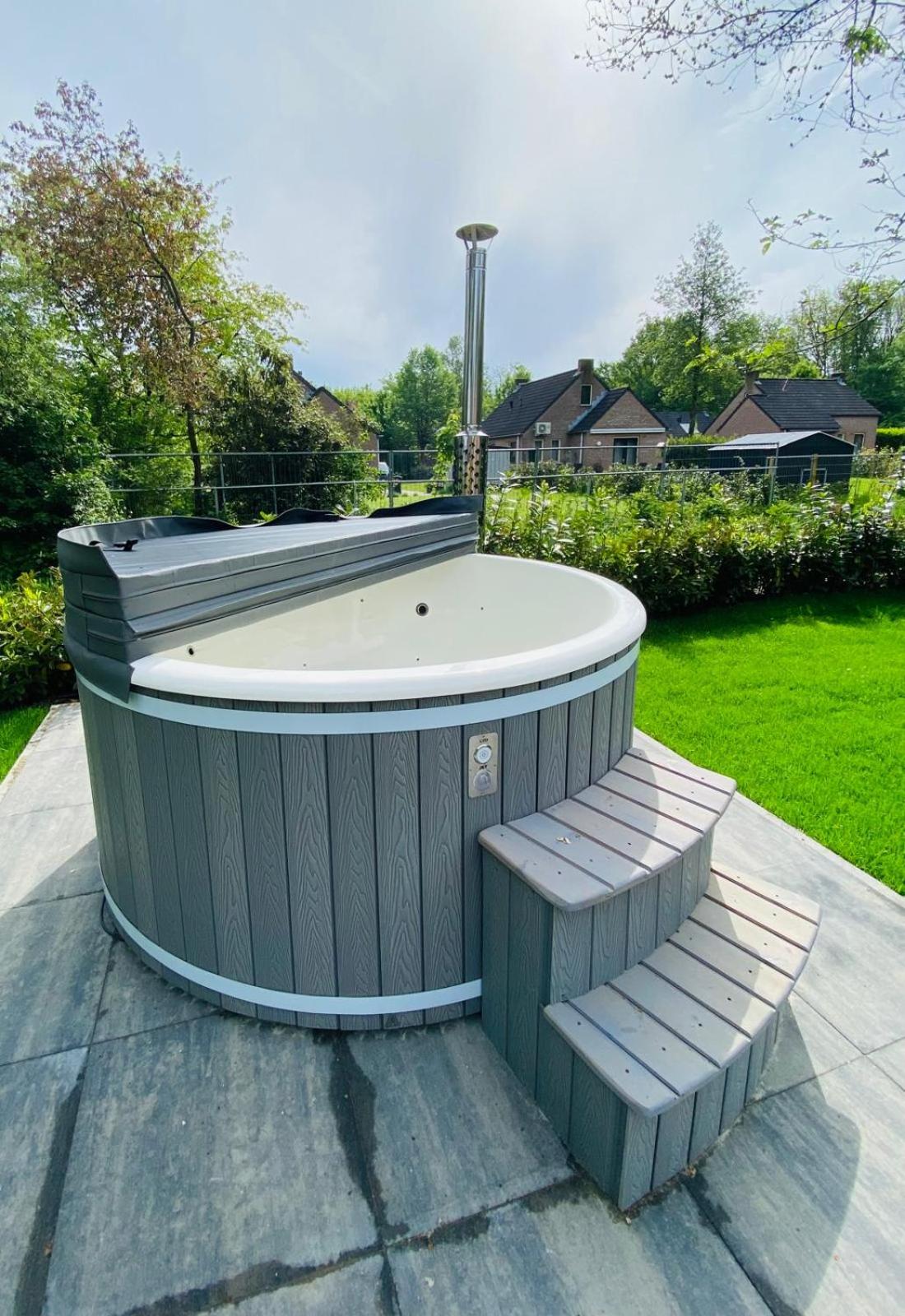 6pers Boshuis -Hottub Jacuzzi- 'De Groene Specht'