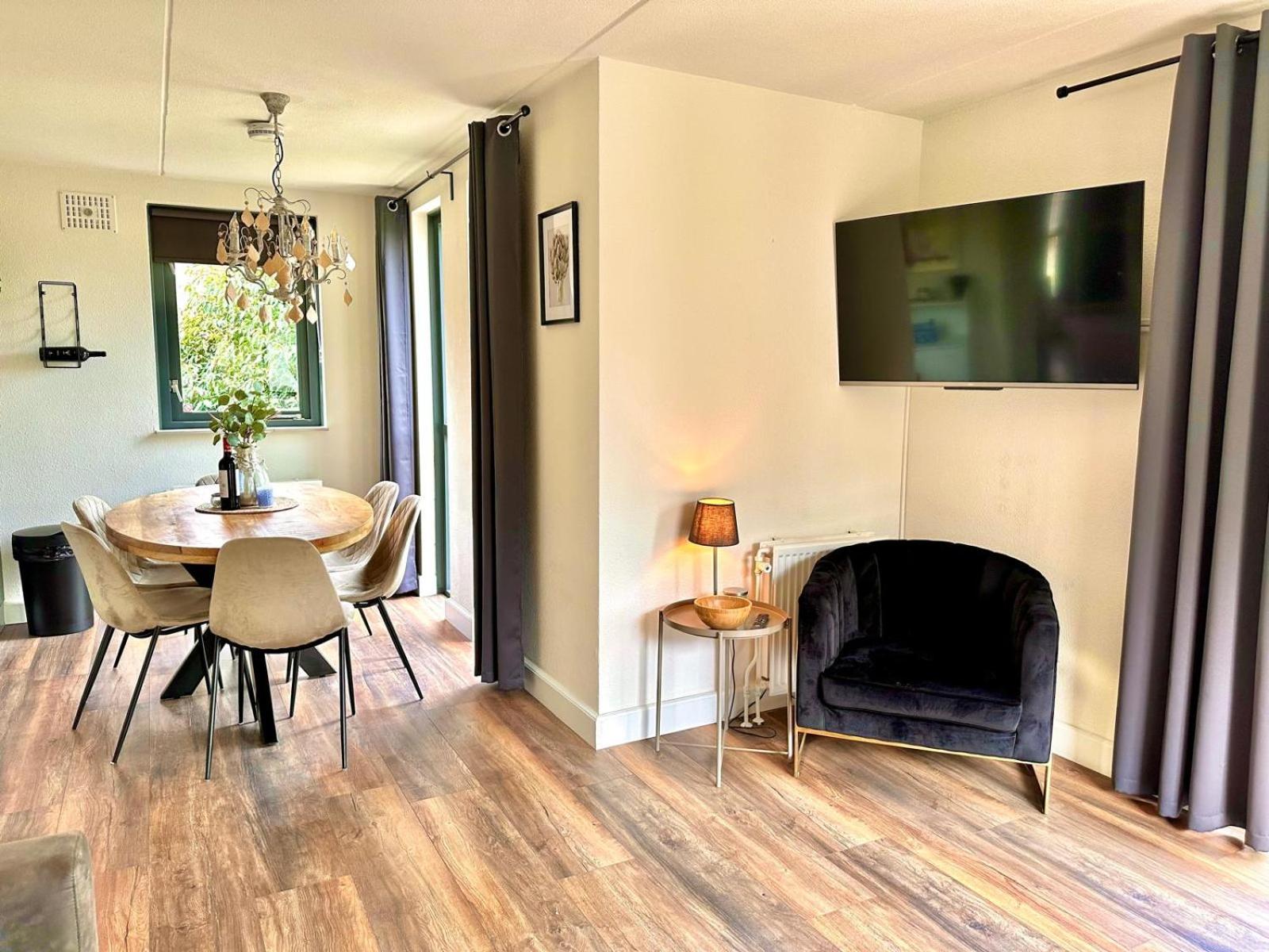 6pers Boshuis -Hottub Jacuzzi- 'De Groene Specht'