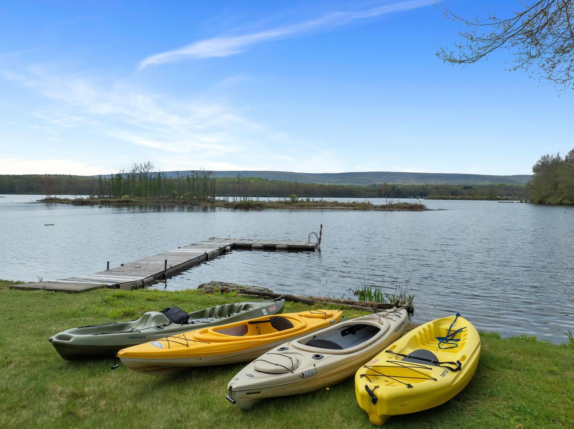 Lakefront Family Home, Kayaks, Hot Tub, Fireplace