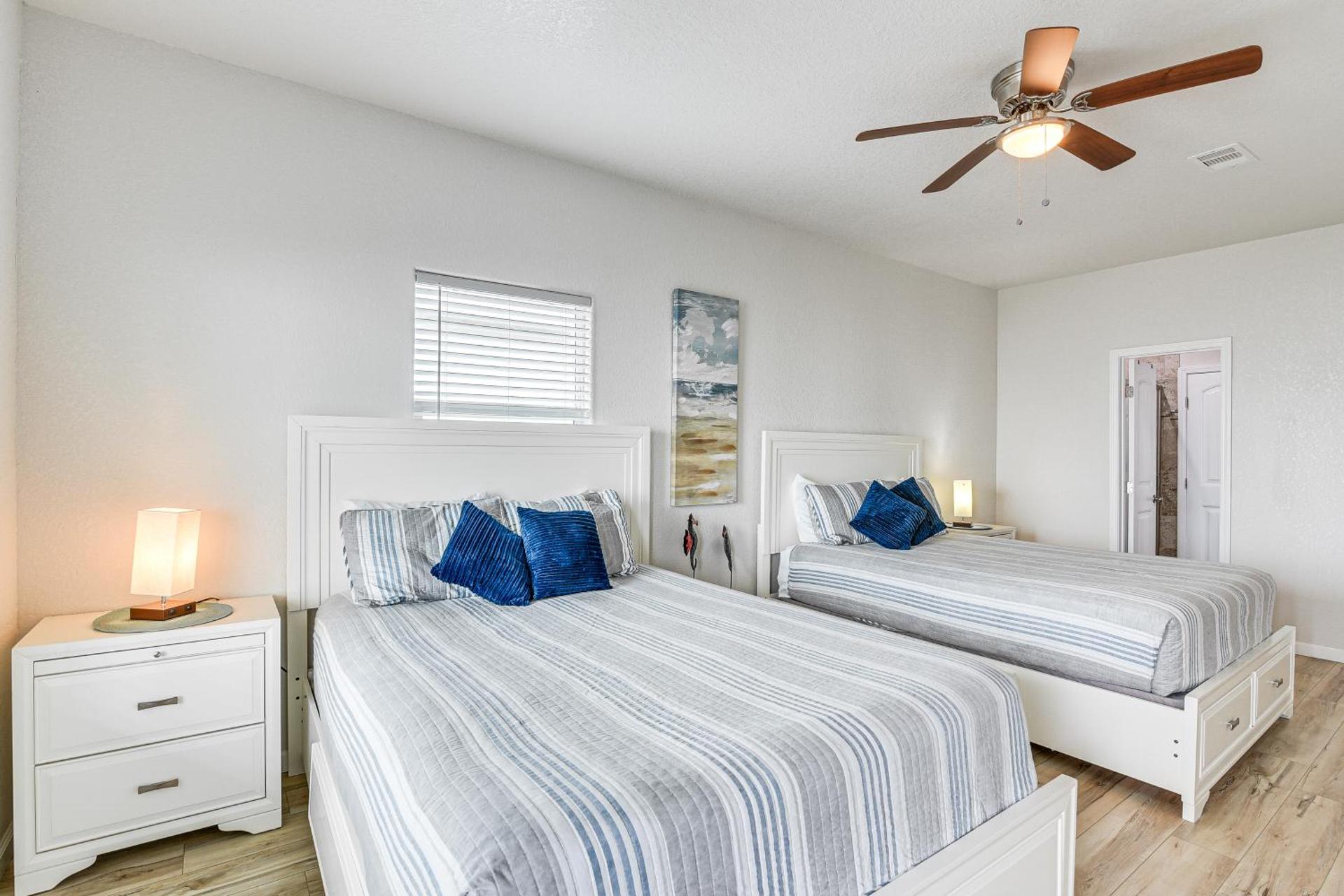 2 Decks, Patio and Views Beachfront Texas Retreat