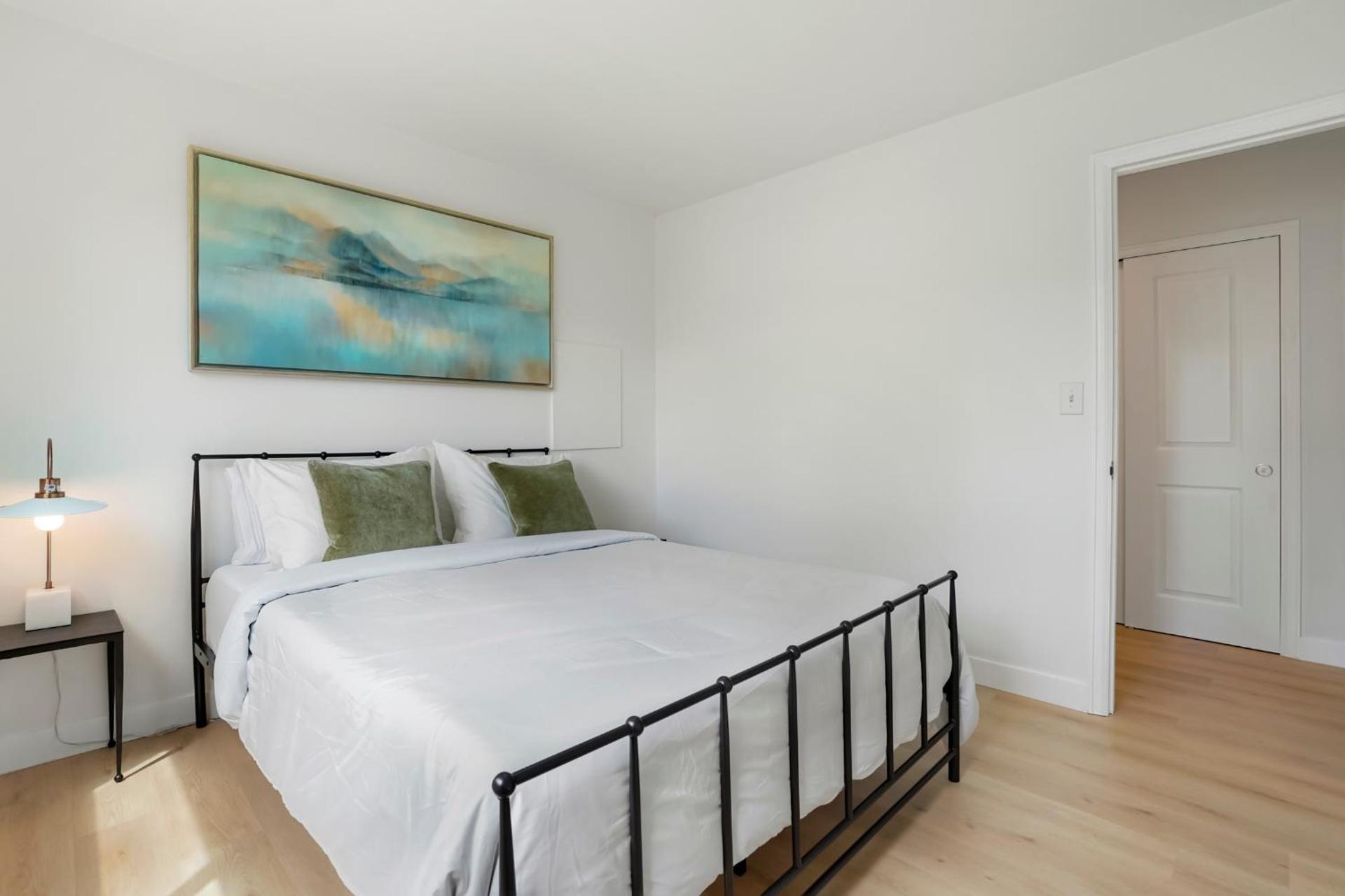 Large Home, 2 Living Rooms, Great for Family/Pets!