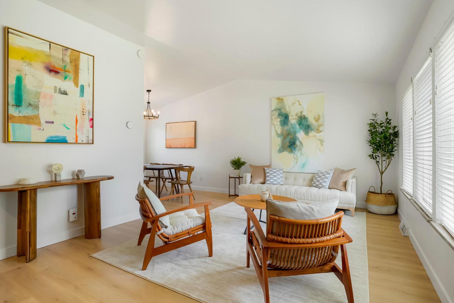 Large Home, 2 Living Rooms, Great for Family/Pets!