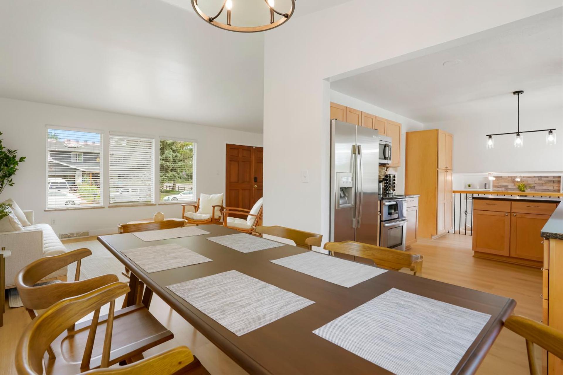 Large Home, 2 Living Rooms, Great for Family/Pets!