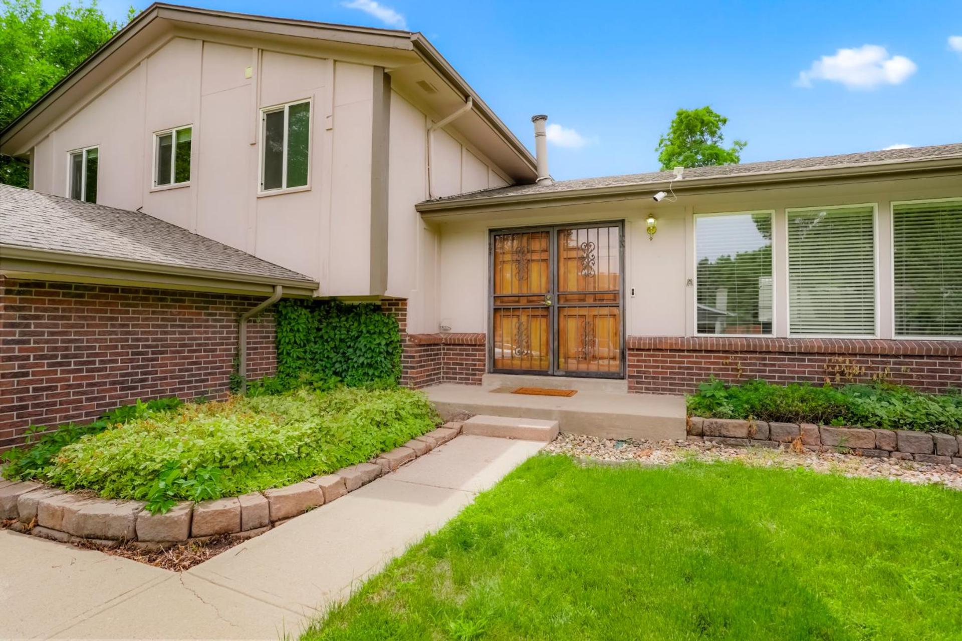 Large Home, 2 Living Rooms, Great for Family/Pets!