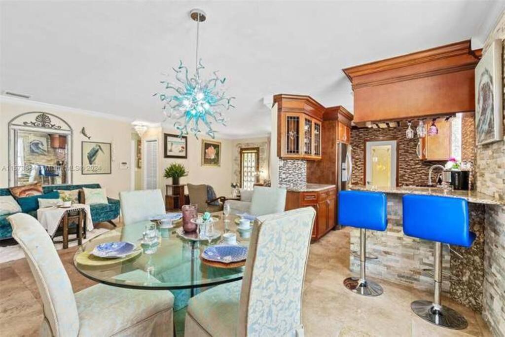 Luxury Waterfront Home, With Private Hot Tub, Hallandale Beach, Casinos, Shops