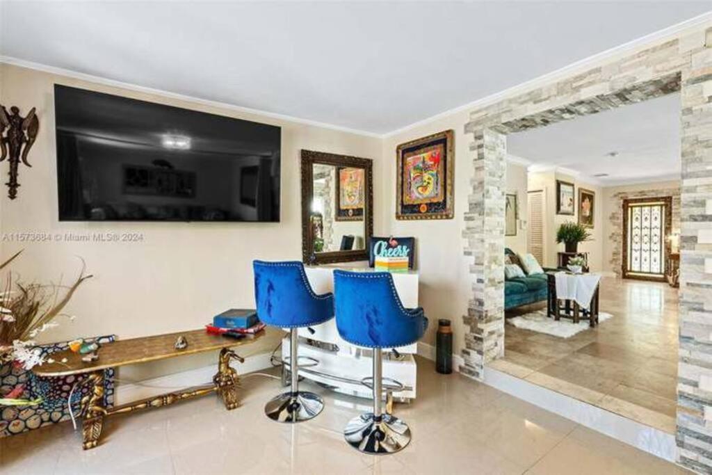 Luxury Waterfront Home, With Private Hot Tub, Hallandale Beach, Casinos, Shops