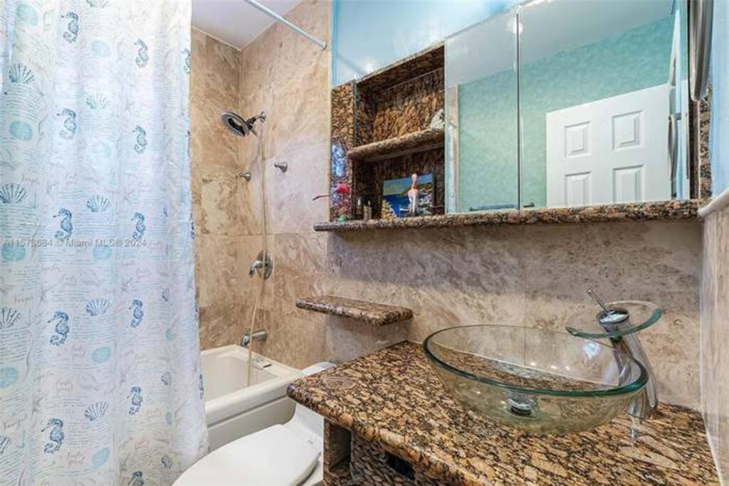 Luxury Waterfront Home, With Private Hot Tub, Hallandale Beach, Casinos, Shops